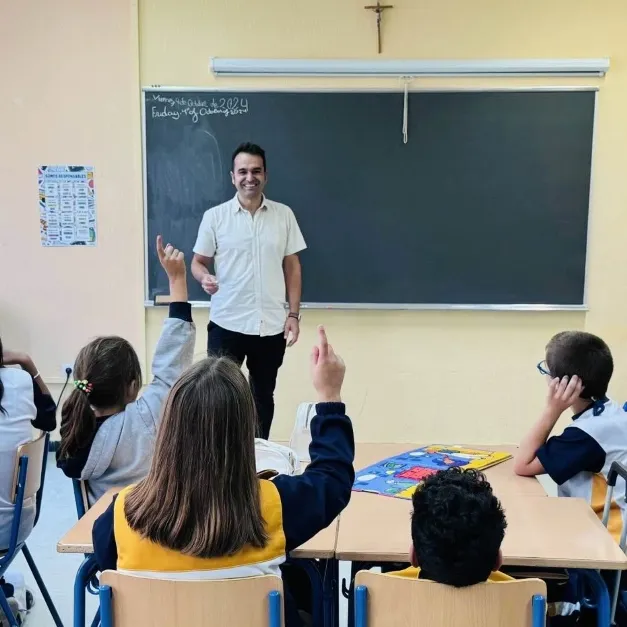 manu velasco docente de la institución teresiana